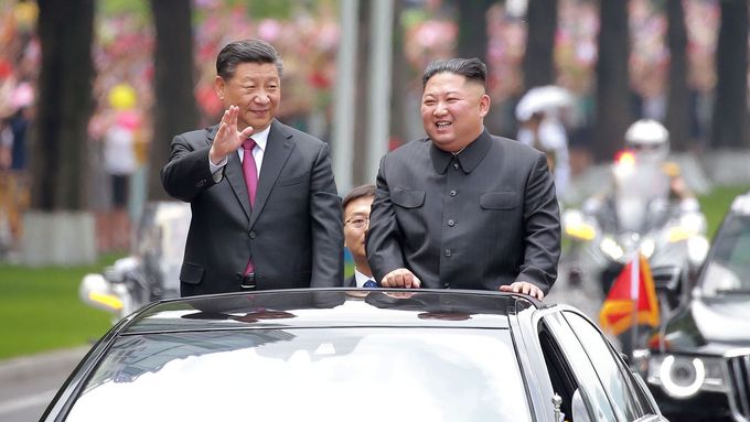 Čínský prezident Si Ťin-pching (vlevo) a severokorejský vůdce Kim Čong-un.