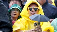 Originální ochrana před deštěm, mini deštníček na telefonu. Vynalézavost fanoušků slavné Tour de France nezná mezí!