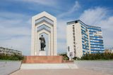 Aktau, metropoli oblasti Mangystau v západním Kazachstánu, označuje vláda za perlu Kaspického moře. Ve skutečnosti jde o město značně omšelých paneláků a obskurních památníků.