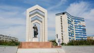 Aktau, metropoli oblasti Mangystau v západním Kazachstánu, označuje vláda za perlu Kaspického moře. Ve skutečnosti jde o město značně omšelých paneláků a obskurních památníků.