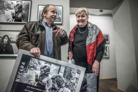 Jaroslav Kučera se na výstavě Klid před bouří v pražské Leica Gallery setkal s jednou z hrdinek svých fotografií, paní Marcelou Novotnou.