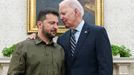 Ukrajinský prezident Volodymyr Zelenskyj s americkou hlavou státu Joem Bidenem při návštěvě Bílého domu.