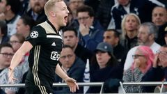 Donny van de Beek slaví gól na 0:1 v prvním semifinále LM Tottenham - Ajax