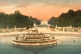 Luxusní krása francouzských zámků Versailles a Fontainebleau okouzluje lidi už po stovky let. Výjimečné barevné historické snímky z let 1890 až 1900 ji zachycují v době, kdy vznikaly například slavné impresionistické obrazy Clauda Moneta. Díky dávným fotkám se můžeme podívat, jak v té době vypadala třeba ložnice Marie Antoinetty v Malém Trianonu nebo komnata Krále Slunce Ludvíka XIV ve Versailles. Na tomto snímku je fontána bohyně Létó na zámku Versailles (často je také nazývána Latonina fontána).