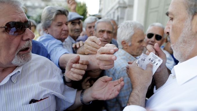Řekové odmítli další škrty. Profesor Jeffrey D. Sachs říká, že to není hra, ale boj o přežití. (Řečtí senioři si rozebírají lístky do fronty na důchody, Atény 6. července.)
