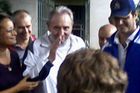 I Fidel Castro zaměstnance NCVV zdravil radostně - i když ruku mu při tom musela lehce podpírat ošetřovatelka.