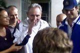 I Fidel Castro zaměstnance NCVV zdravil radostně - i když ruku mu při tom musela lehce podpírat ošetřovatelka.
