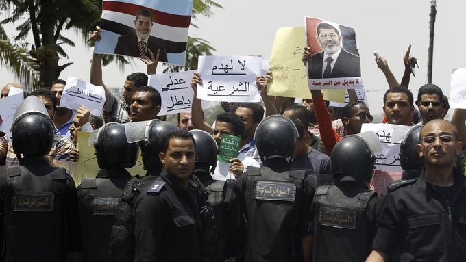 Muslimské bratrstvo během demonstrací na podporu prezidenta Mursího v roce 2013.