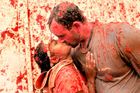 Tomatina má už dlouho status světové kuriozity. Začátkem 50. let 20. století byla zakázána diktátorem Franciscem Francem kvůli nedostatku náboženského významu festivalu, což však účastníky nezastavilo a později byli někteří zatčeni.