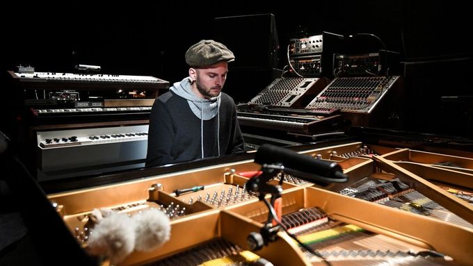 Nils Frahm na koncertech většinou střídá klavír s nejrůznějšími typy kláves i syntezátorů. Foto: Profimedia.cz