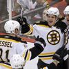 Dvacetiletý centr Vladimír Sobotka (uprostřed) byl povolán z farmy do celku Boston Bruins koncem listopadu. Svou šanci už nepustil, s přestávkami nastupoval až do konce základní části. Hned ve svém premiérovém ročníku v NHL si zahraje play off. Na snimku oslavuje gól do sítě Ottawy v předposledním střetnutí Medvědů.