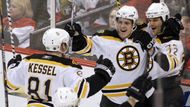 Dvacetiletý centr Vladimír Sobotka (uprostřed) byl povolán z farmy do celku Boston Bruins koncem listopadu. Svou šanci už nepustil, s přestávkami nastupoval až do konce základní části. Hned ve svém premiérovém ročníku v NHL si zahraje play off. Na snimku oslavuje gól do sítě Ottawy v předposledním střetnutí Medvědů.