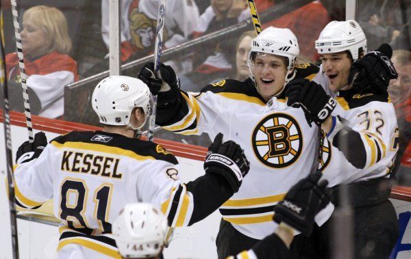 Dvacetiletý centr Vladimír Sobotka (uprostřed) byl povolán z farmy do celku Boston Bruins koncem listopadu. Svou šanci už nepustil, s přestávkami nastupoval až do konce základní části. Hned ve svém premiérovém ročníku v NHL si zahraje play off. Na snimku oslavuje gól do sítě Ottawy v předposledním střetnutí Medvědů.