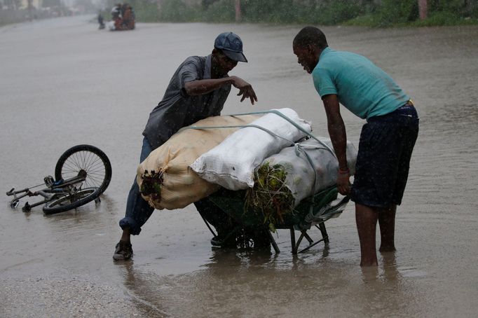 Hurikán Matthew napáchal škody na Haiti a Kubě, nyní se na něj připravují lidé na jihovýchodě USA.