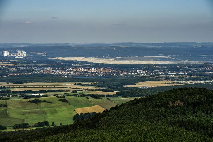Pohled na saskou Žitavu a polský Turów z rozhledny na vrcholu Luže, nejvyššího bodu Lužických hor.