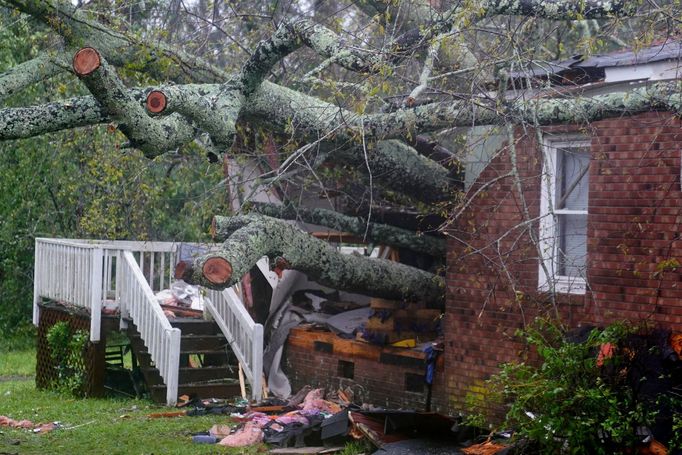 Hurikán si doposud vyžádal pět obětí. Mezi nimi i ženu s dítětem, na jejichž dům ve městě Wilmington v Severní Karolíne spadl strom.