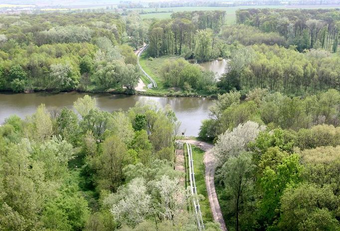 Řeka Morava několik set metrů od Hodonína v jihovýchodním cípu republiky. Tady uprostřed pásu lužních lesů překračuje státní hranici potrubí ropovodu Družba, kterým proudí ze Slovenska (nahoře) do Česka (dole) přibližně dvě třetiny ropy, kterou potřebujeme k životu.