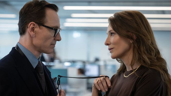 Cate Blanchettová a Michael Fassbender jako manželská dvojice špionů ve filmu Operace Black Bag.