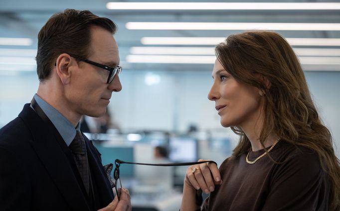 Cate Blanchettová a Michael Fassbender jako manželská dvojice špionů ve filmu Operace Black Bag.