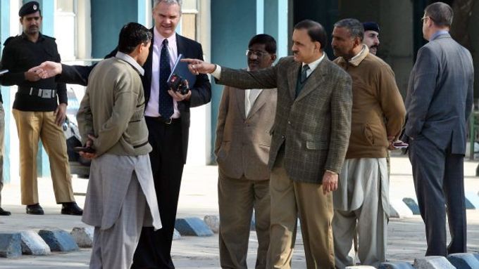 Expeti ze Scotland Yardu před nemocnicí v Rávalpindí, kam byla Bhuttová krátce po výbuchu 27. prosince převezena.