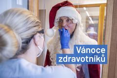 Ježíšek přijde až po Vánocích. Kvůli covidu stráví víc zdravotníků Štědrý den v práci