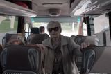 Anna Vojtíšková, 85 let. Pořádá logisticky náročné zájezdy pro seniory, kteří jsou často o deset až dvacet let mladší než ona. Má s nimi trpělivost, ale po návratu domů si někdy musí dát frťana.
