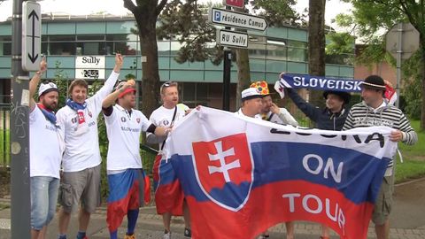 Slovenští fanoušci se na Rusy posilují moravskou slivovicí a bojovými písněmi