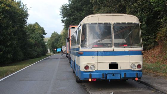 Volkswagen Passat uvnitř zájezdového autobusu Karosa ŠD 11.