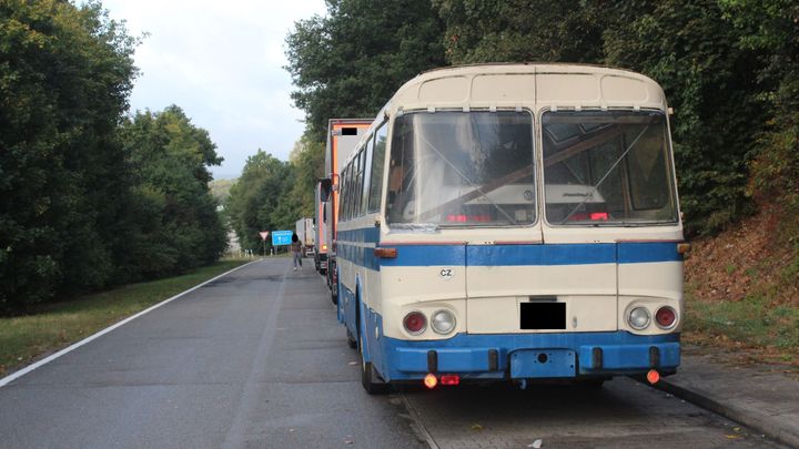 Automobilová matrjoška na český způsob. Čech vezl v Německu auto uvnitř autobusu