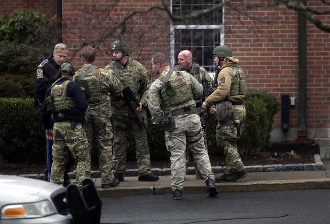 Příslušníci speciální jednotky SWAT před katolickým kostelem v Newtownu.