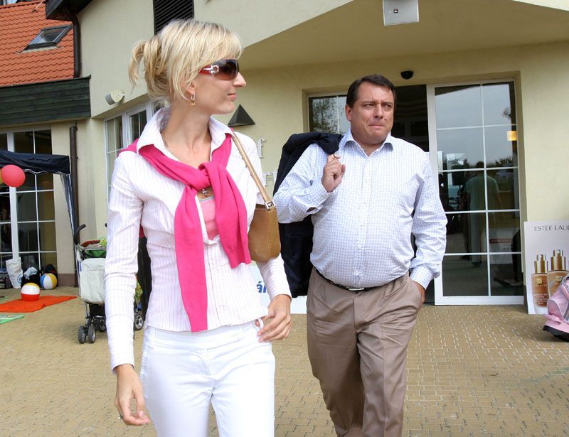 Jiří Paroubek a Petra Kováčová na golfovém hřišti na Karlštejně