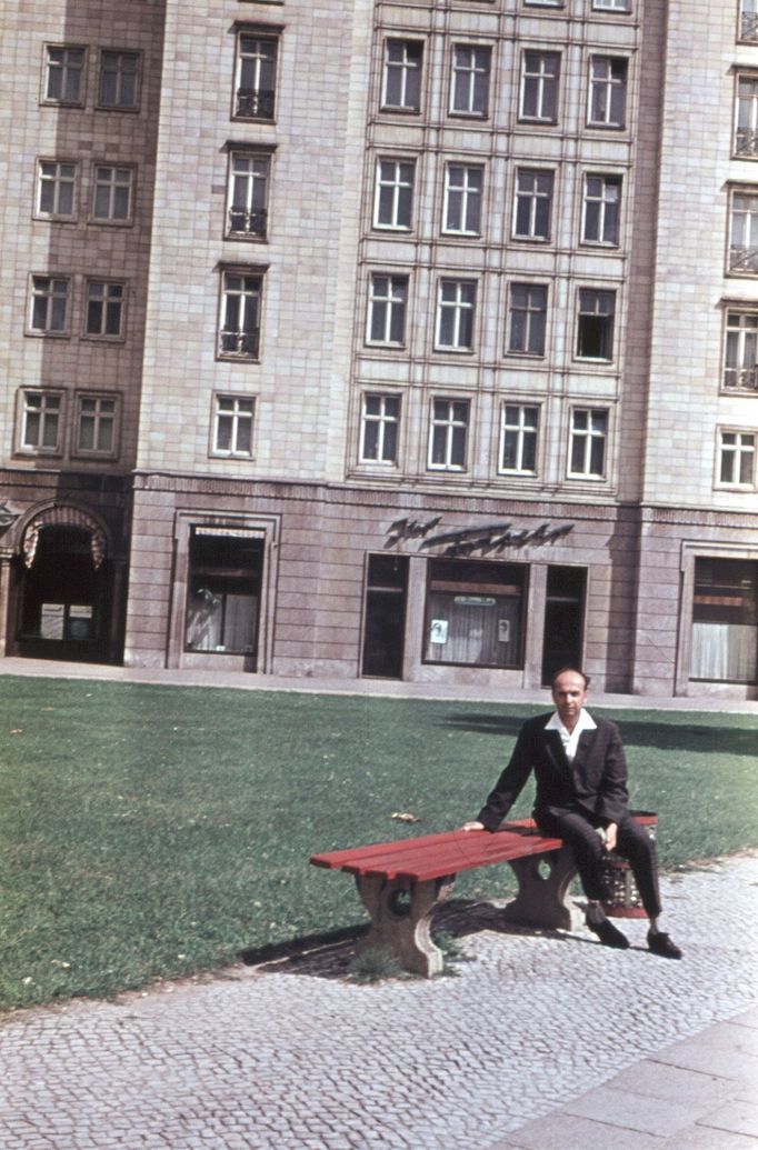 Muž sedí na lavičce na Strausberger Platz v Východním Berlíně, 1965.