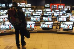 Zmatek kolem digitalizace srazil dolů prodeje televizí. Fotbal a olympiáda nepomohly