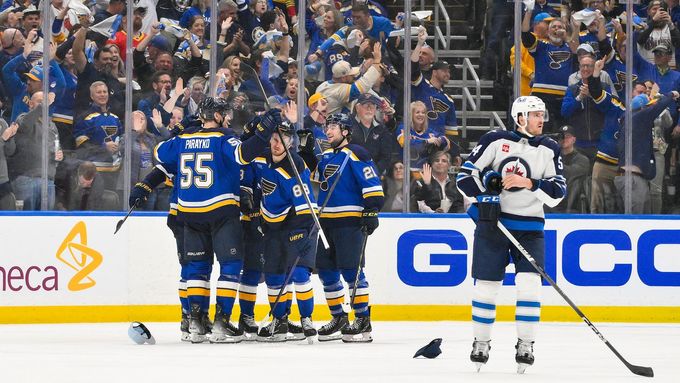 Hokejisté St. Louis slaví jeden z gólů v síti Winnipegu.