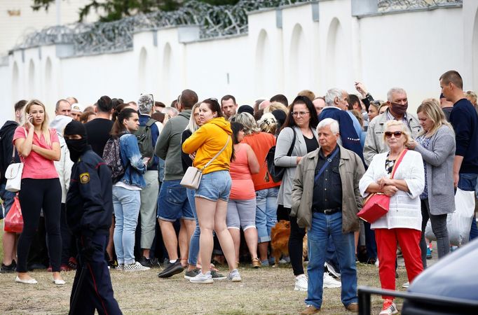 Příbuzní a přátelé Bělorusů, které zatkla policie, čekají u vazební věznice.