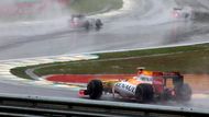 Fernando Alonso krouží v kvalifikaci na okruhu Interlagos.