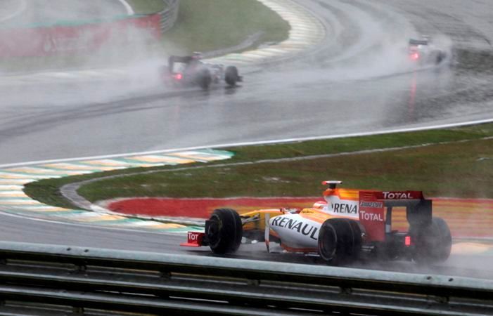 Fernando Alonso krouží v kvalifikaci na okruhu Interlagos