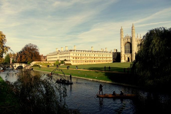 Můj podzimní snímek byl pořízen 29. 10. 2011 ve městě Cambridge. Dovoluji si říct, že pohled je namířen na jednu z nejznámějších památek Anglie a to na King´s College. Na snímku je možno též vidět tradiční "punting" po řece Cam.