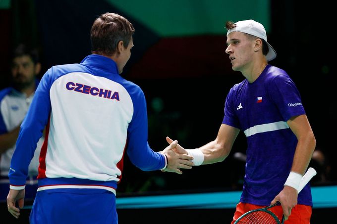 Gratulace od kapitána. Tomáš Berdych a Jakub Menšík