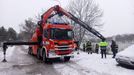 Pražští hasiči v pondělí ráno vyprošťovali auto z Kyjského rybníka.