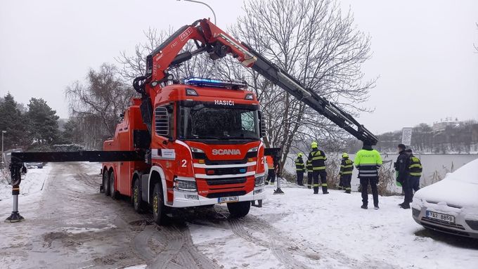 Hasiči vytáhli potopené osobní auto z Kyjského rybníka v Praze