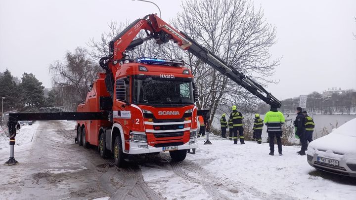 Hasiči vytáhli potopené osobní auto z Kyjského rybníka v Praze; Zdroj foto: Hasiči Praha