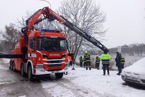 Hasiči vytáhli potopené osobní auto z Kyjského rybníka v Praze