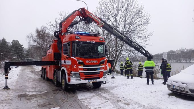 Pražští hasiči v pondělí ráno vyprošťovali auto z Kyjského rybníka.