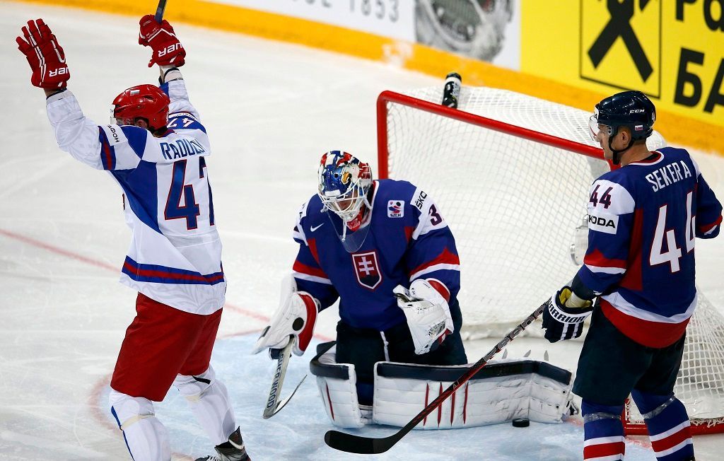 Rus Radulov se raduje po svém gólu proti Slovensku na MS