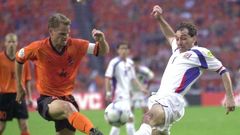 Euro 2000, Nizozemsko - Česko: Český kapitán Jiří Němec v souboji s Nizozemcem Frankem de Boerem