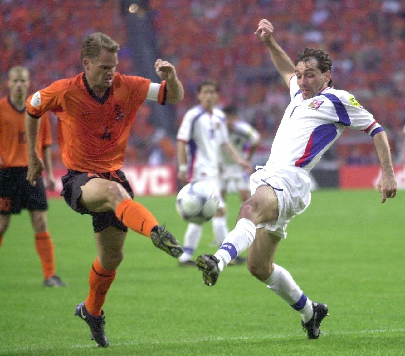 Euro 2000, Nizozemsko - Česko: Český kapitán Jiří Němec v souboji s Nizozemcem Frankem de Boerem