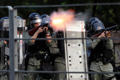 Policie v Hongkongu má zájem o české zbraně. Obchodu ale stojí v cestě embargo