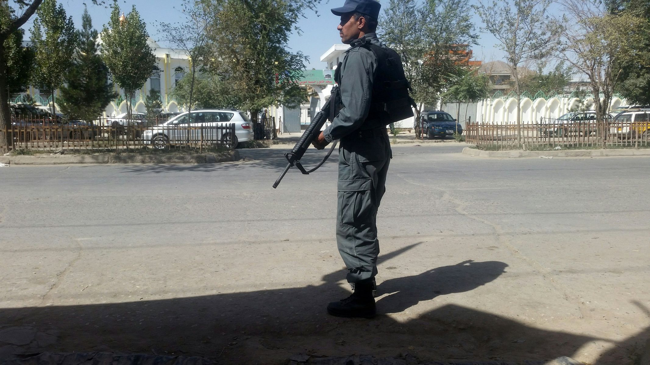 Afghánský policista před mešitou v Kábulu, na kterou zaútočili ozbrojenci.