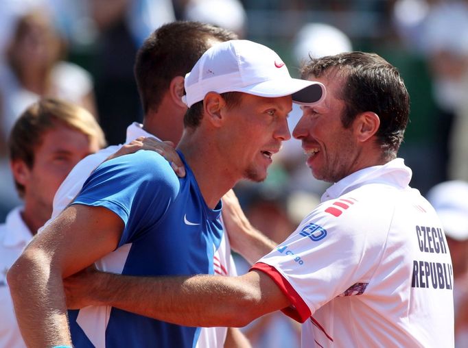 Český tenista Tomáš Berdych v semifinálovém utkání Davis Cupu 2012 s Argentincem Carlosem Berlocqem.